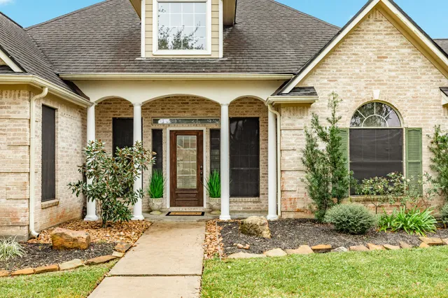 $525,000 | 900 North Belle Drive, Angleton, TX 77515