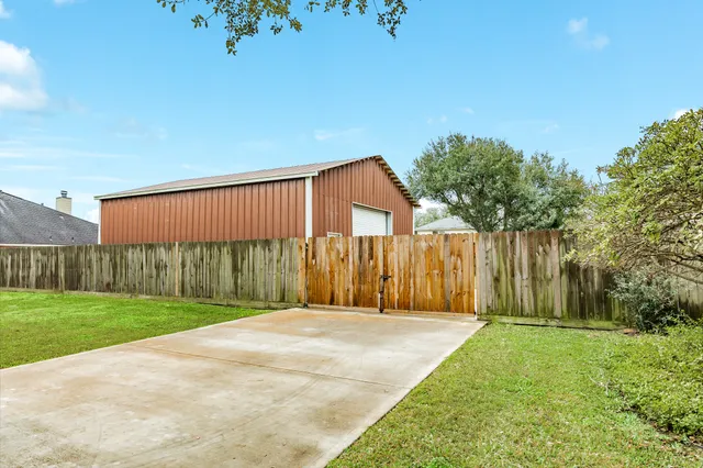 $525,000 | 900 North Belle Drive, Angleton, TX 77515