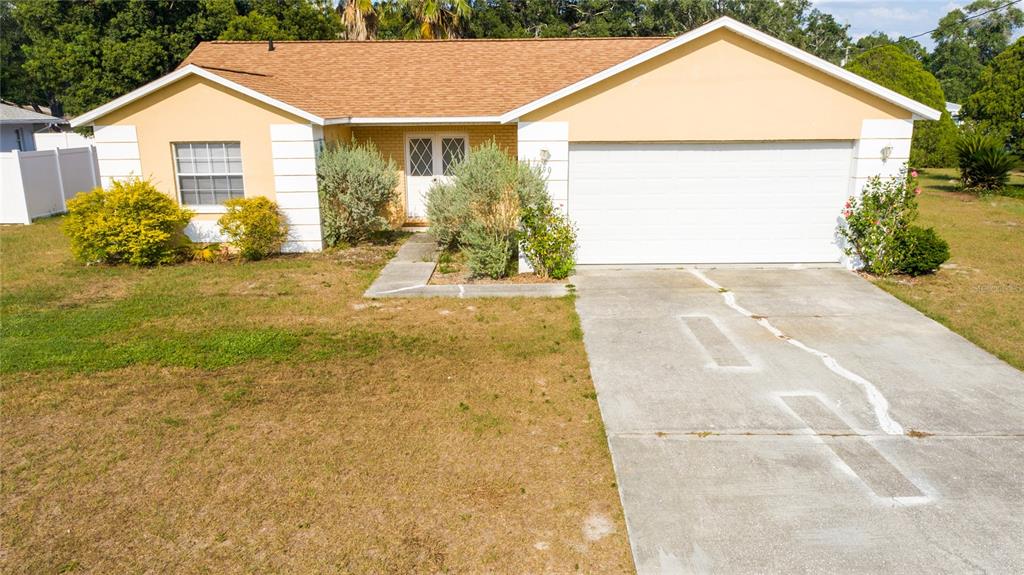 a view of backyard of the house