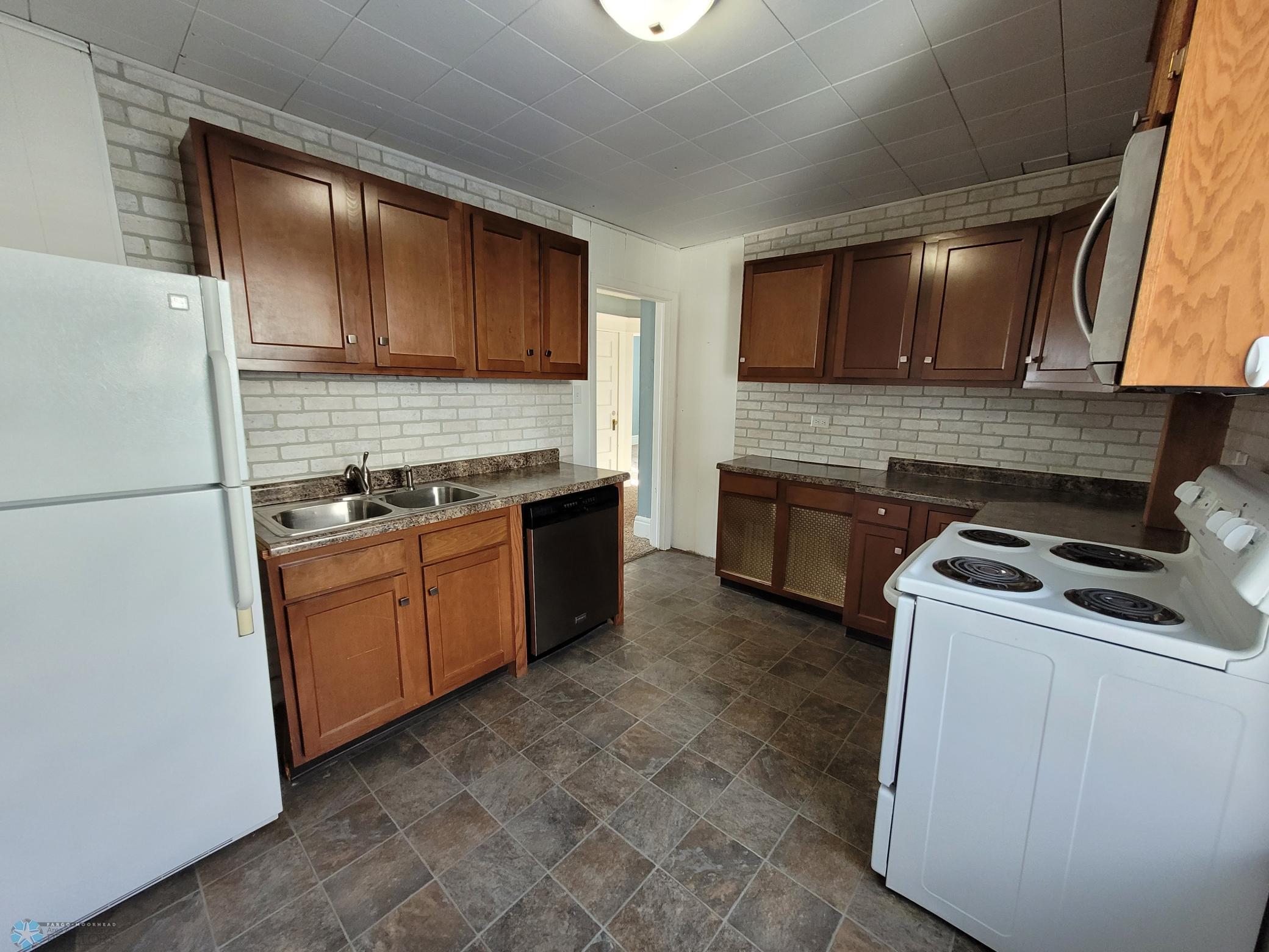 915 Broadway North Fargo, ND 58102 - Photo 3 of 23