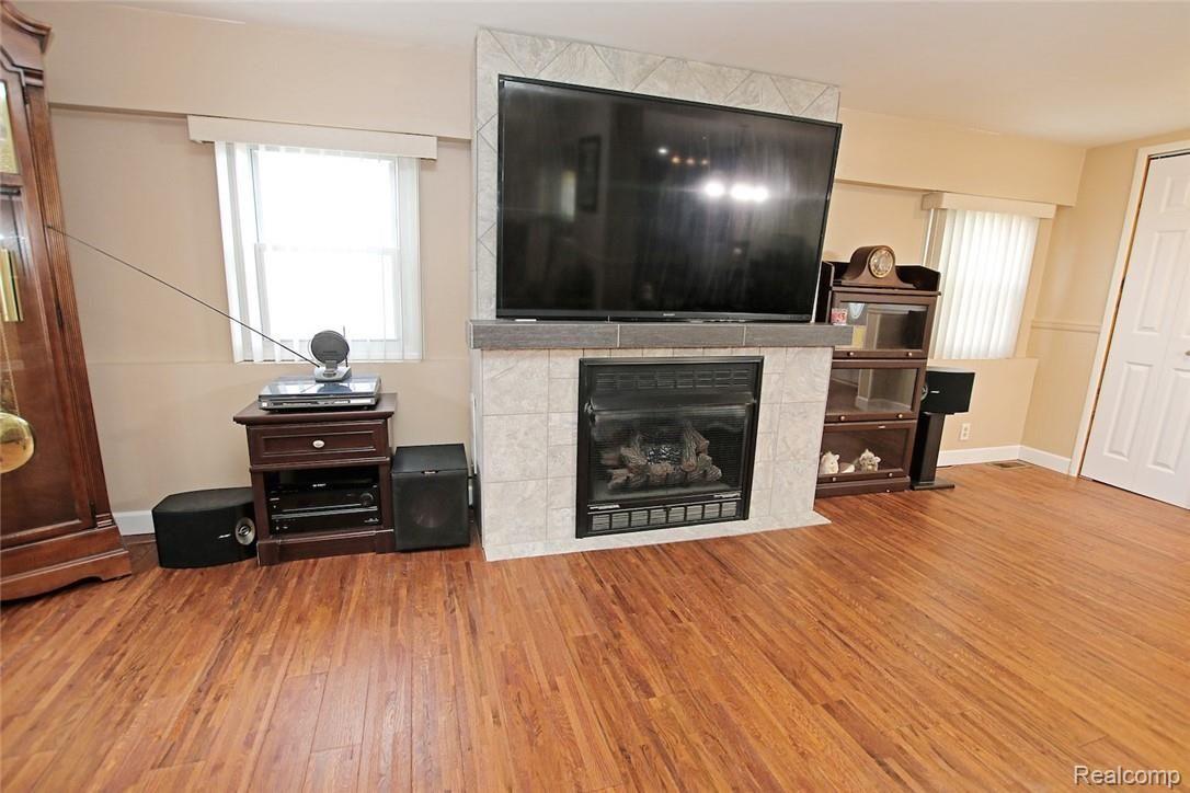 11413 Kipp Road Goodrich, MI 48438 - Photo 8 of 47 8) Living Room.jpg