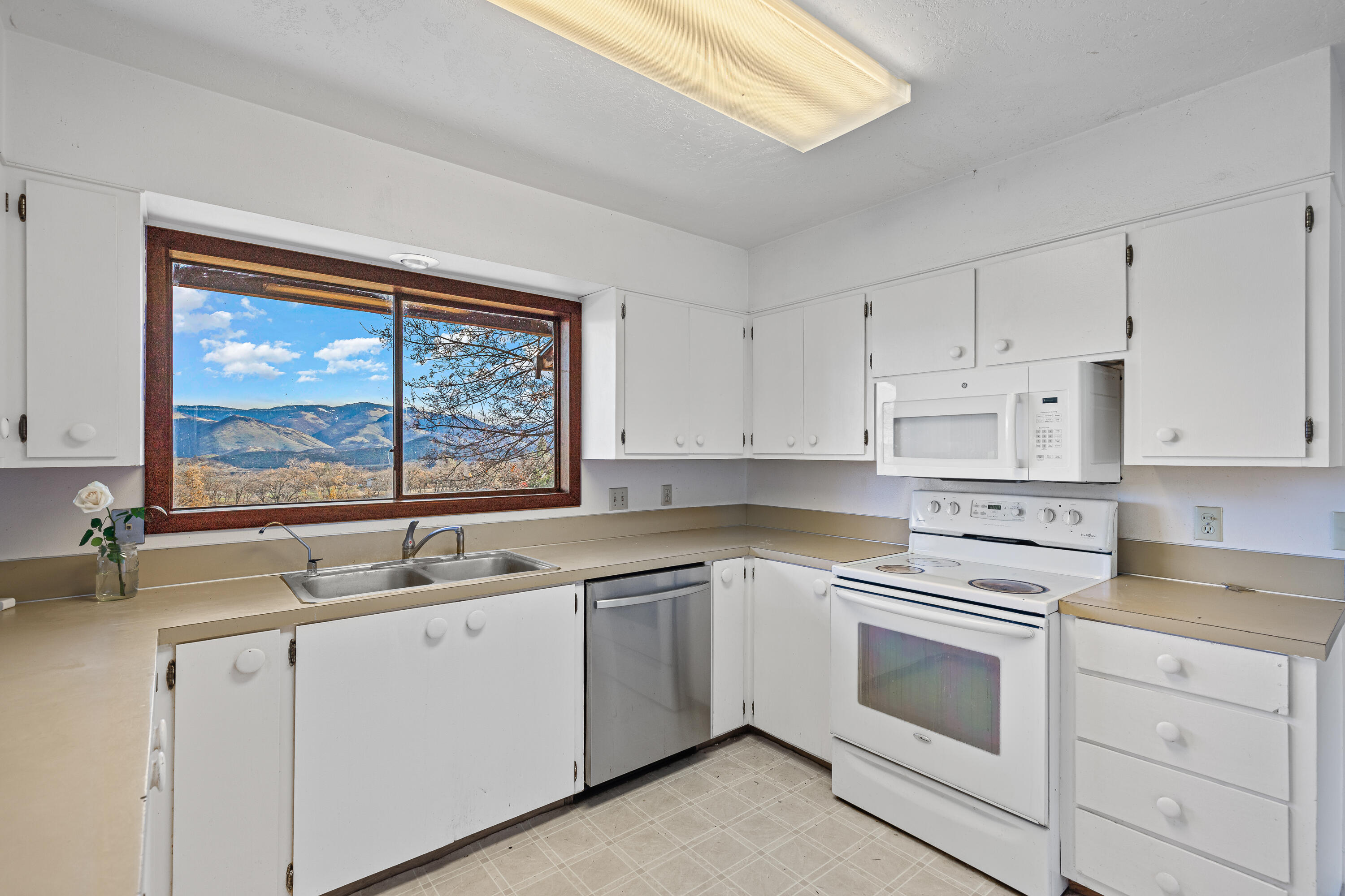 4262 Clayton Road Ashland, OR 97520 - Photo 16 of 54 Kitchen.