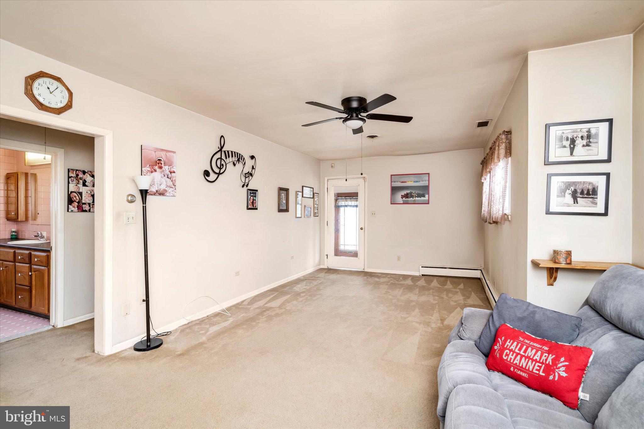 186 Beal Street Hamilton, NJ 08610 - Photo 6 of 23 Living room
