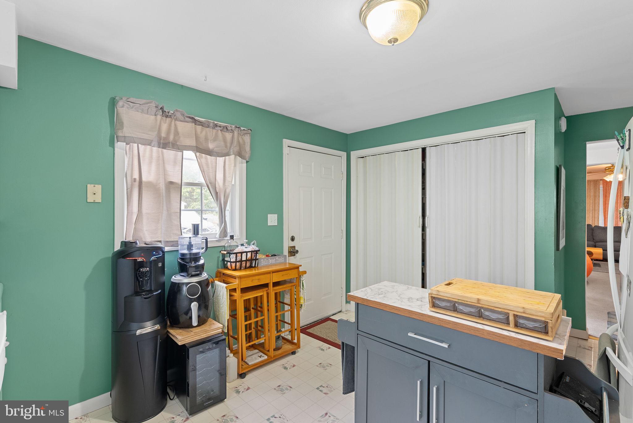 804 Telegraph Road Stafford, VA 22554 - Photo 27 of 39 a room with musical instruments