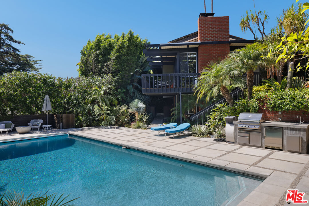 4520 Dundee Drive Los Angeles, CA 90027 - Photo 40 of 63 a view of a backyard with plants