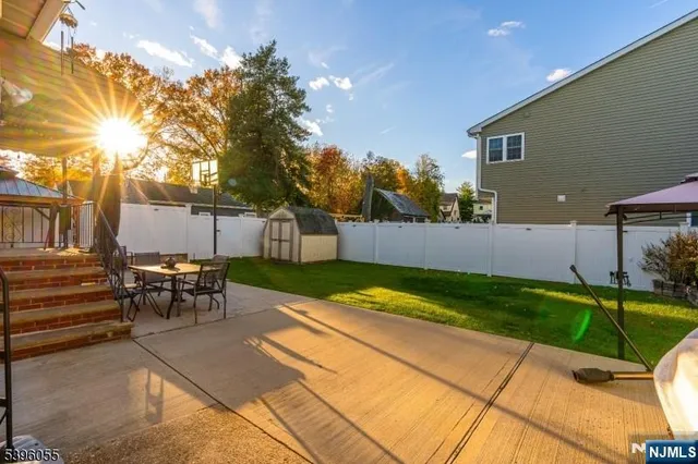 a view of a back yard