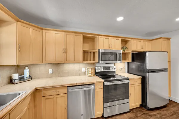 $2,200 | 2850 Northeast 14th Street Causeway, Unit B 203, Pompano Beach, FL 33062