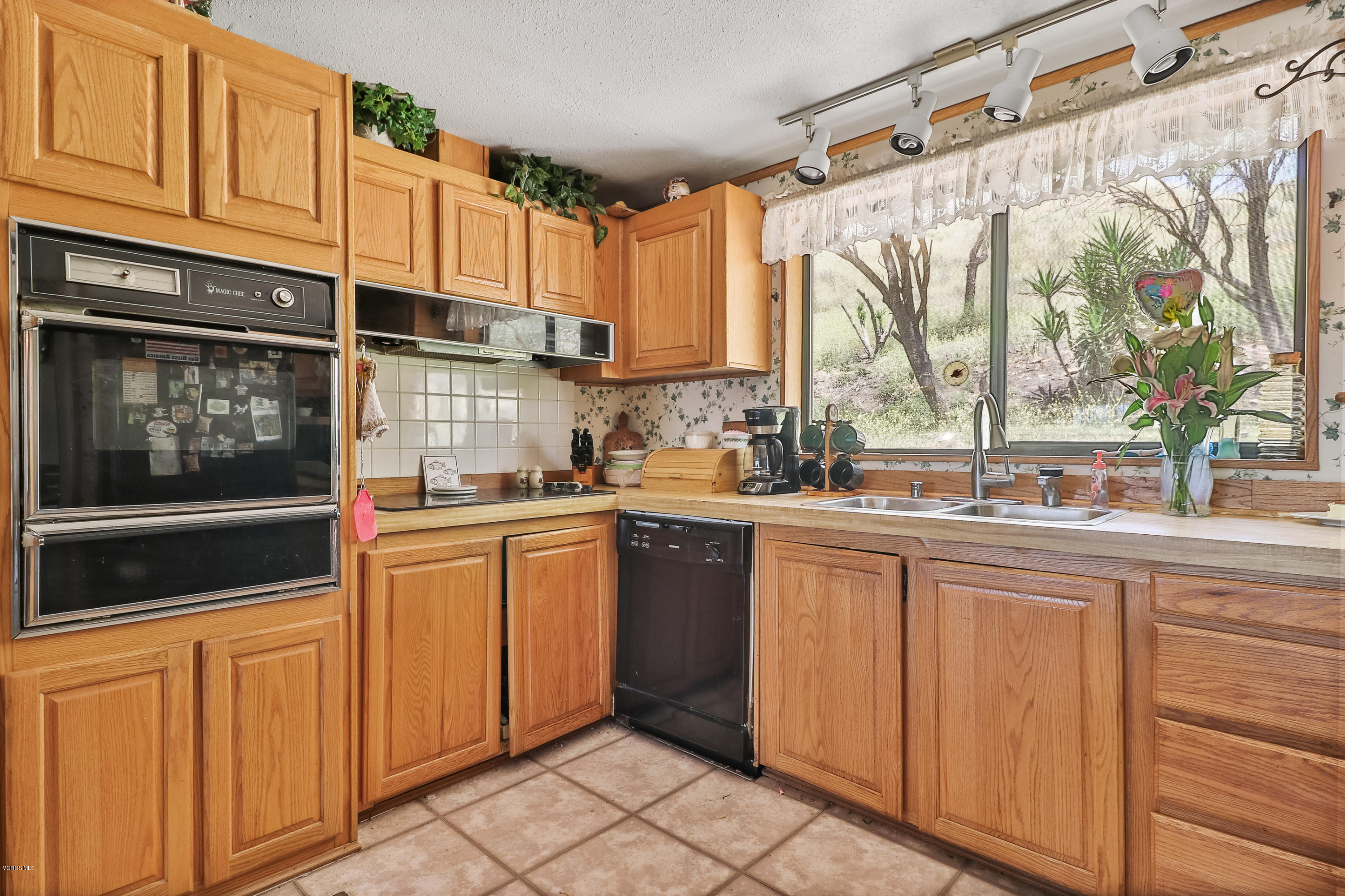 1577 Tierra Rejada Road Simi Valley, CA 93065 - Photo 12 of 31 013_Spacious kitchen