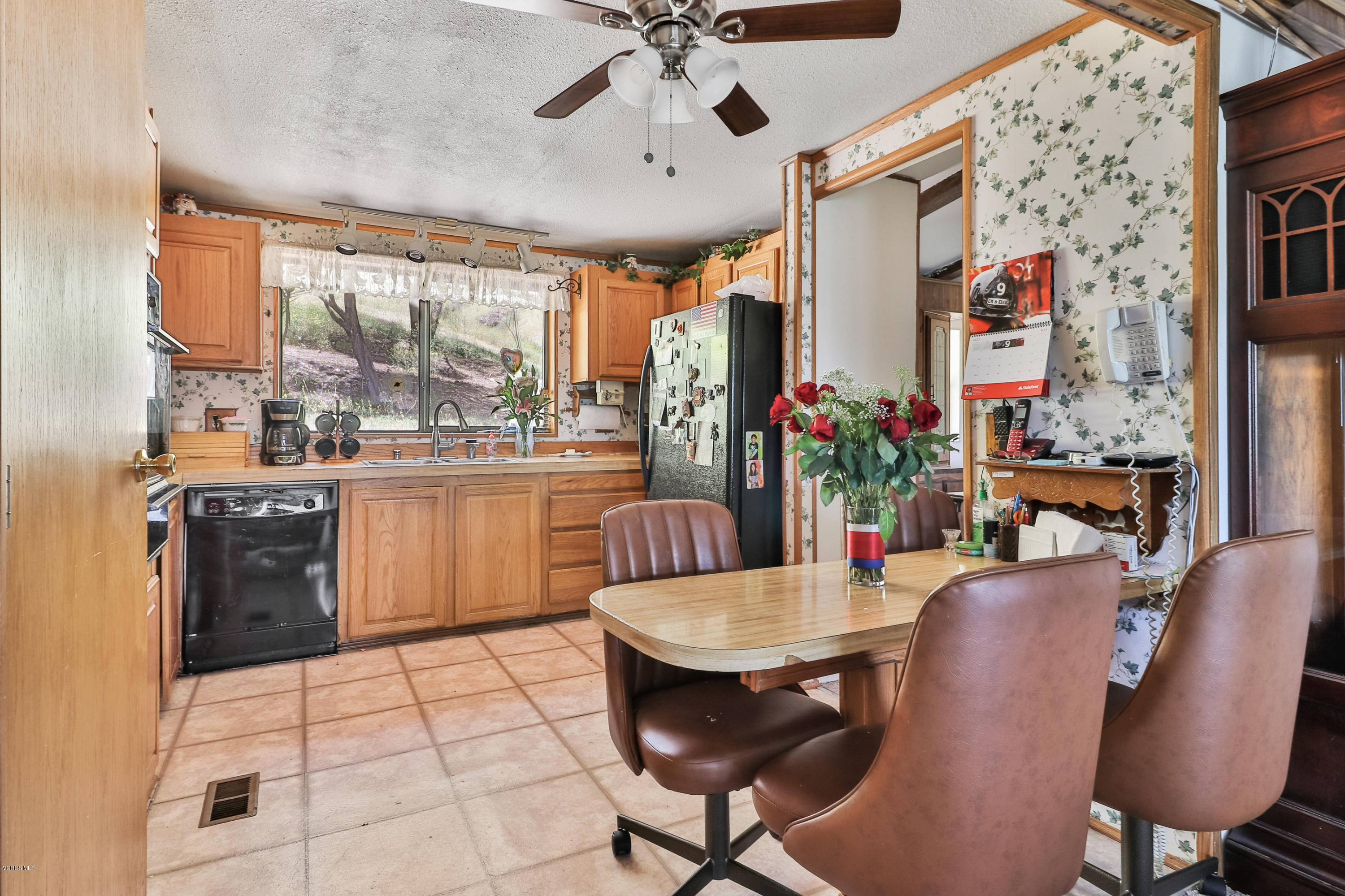 1577 Tierra Rejada Road Simi Valley, CA 93065 - Photo 13 of 31 014_Breakfast Area