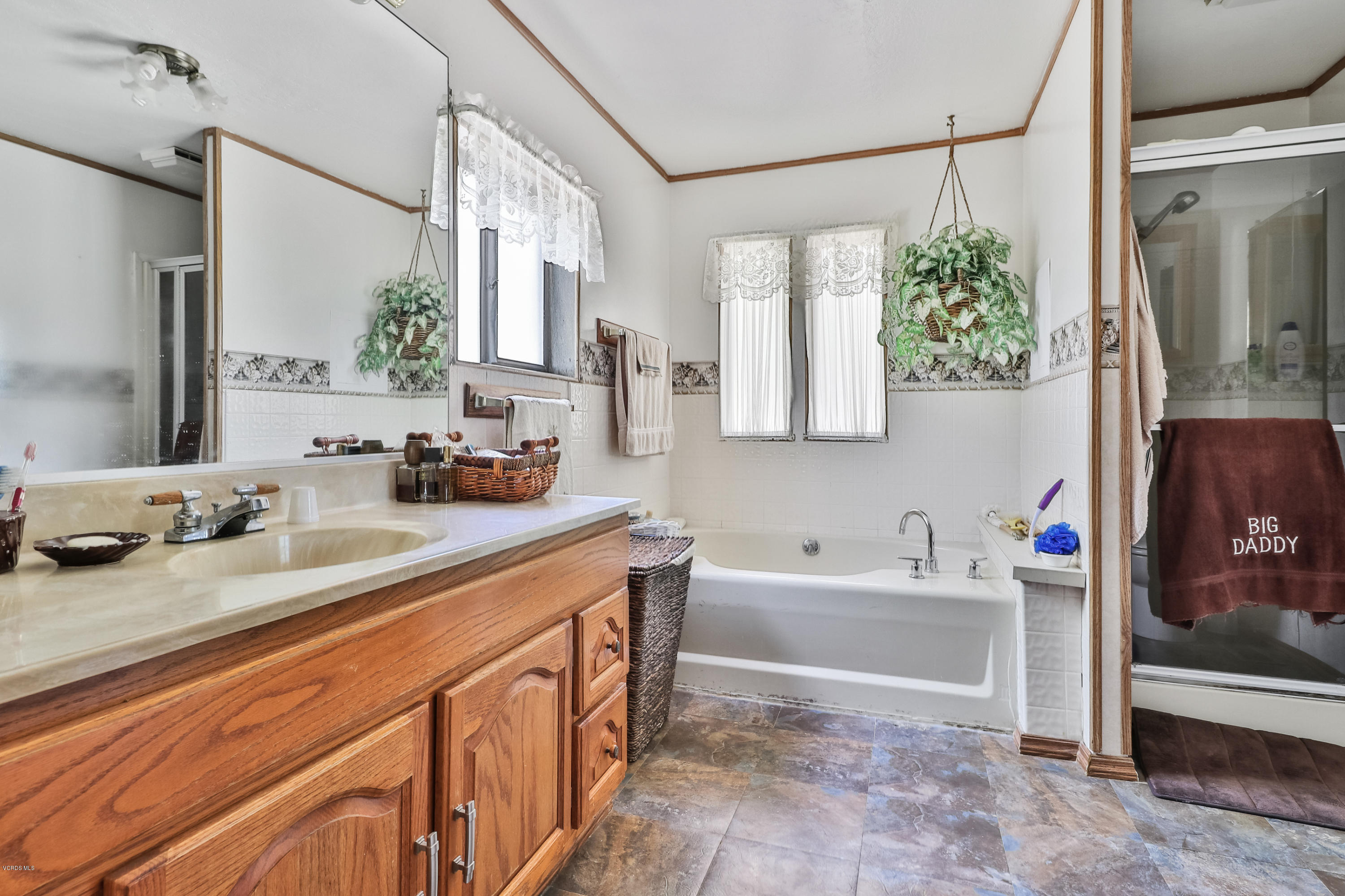 1577 Tierra Rejada Road Simi Valley, CA 93065 - Photo 16 of 31 017_Guest Bath