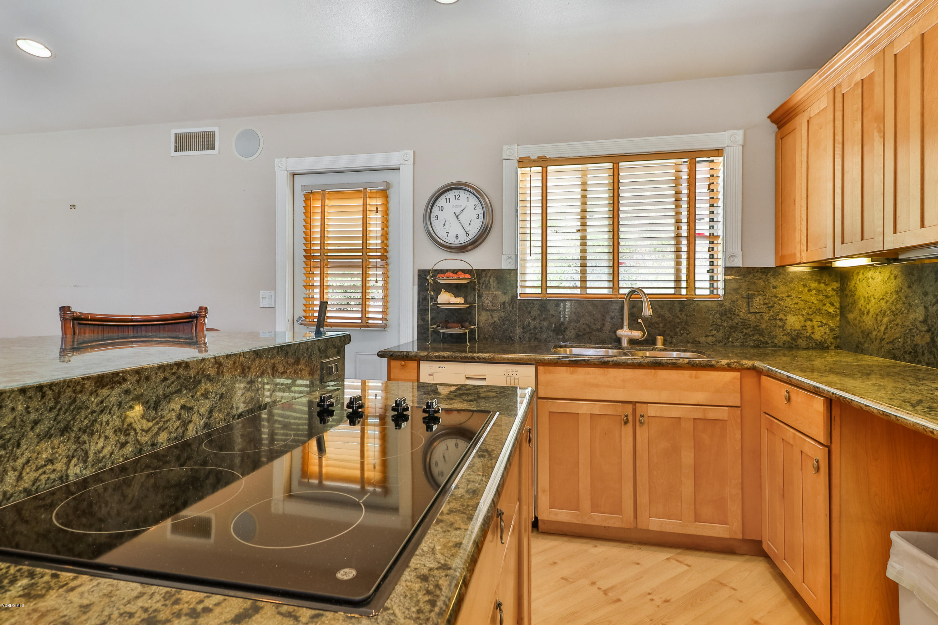 1577 Tierra Rejada Road Simi Valley, CA 93065 - Photo 22 of 31 024_Beautifully Updated Kitchen