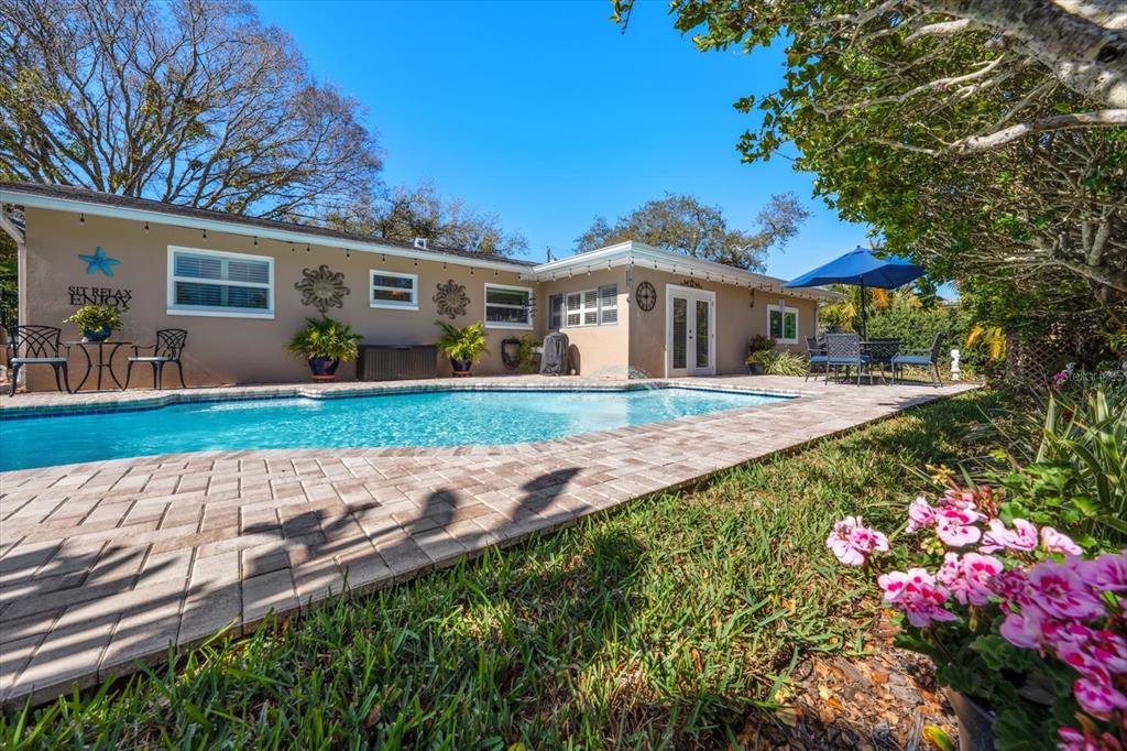 2233 Sunset Circle Largo, FL 33774 - Photo 11 of 46