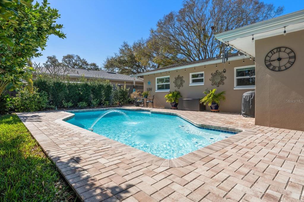 2233 Sunset Circle Largo, FL 33774 - Photo 13 of 46