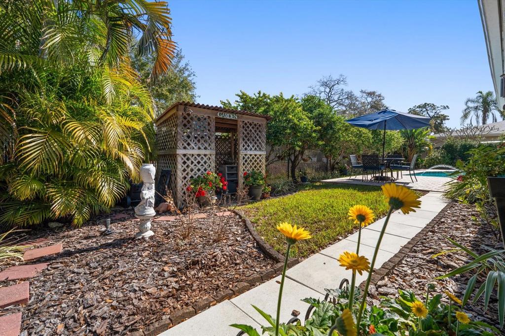 2233 Sunset Circle Largo, FL 33774 - Photo 42 of 46