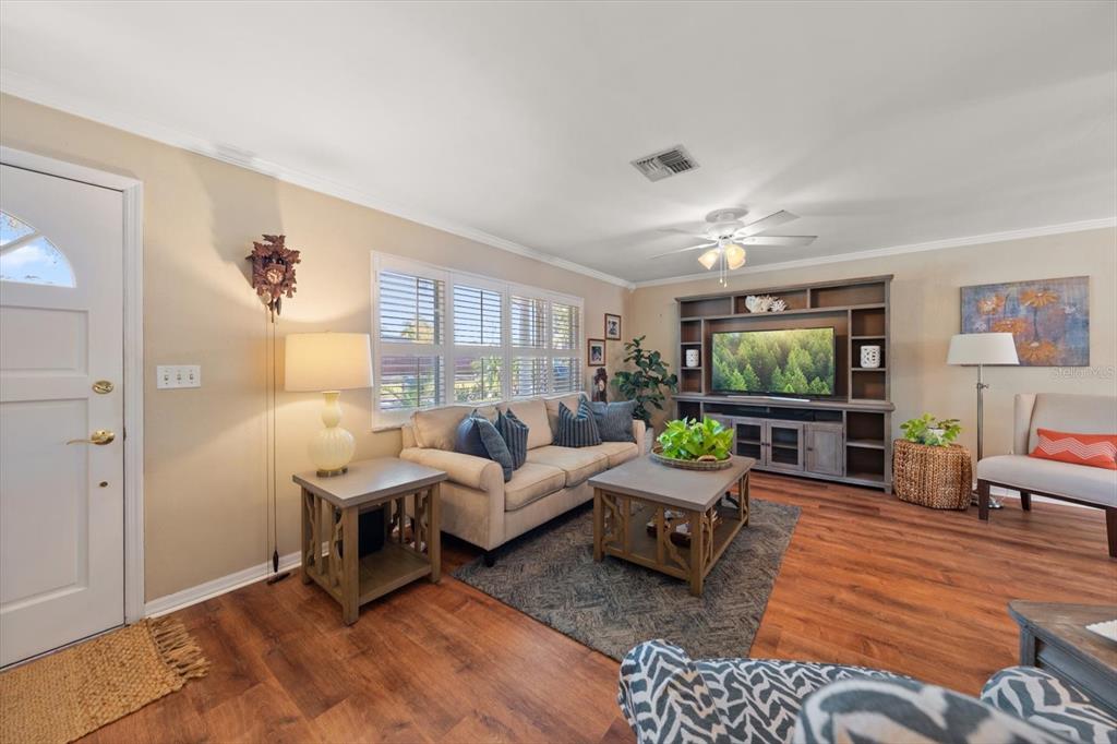 2233 Sunset Circle Largo, FL 33774 - Photo 5 of 46