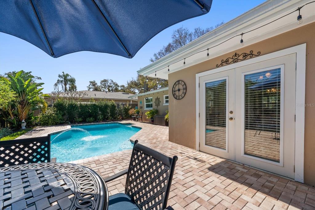 2233 Sunset Circle Largo, FL 33774 - Photo 10 of 46