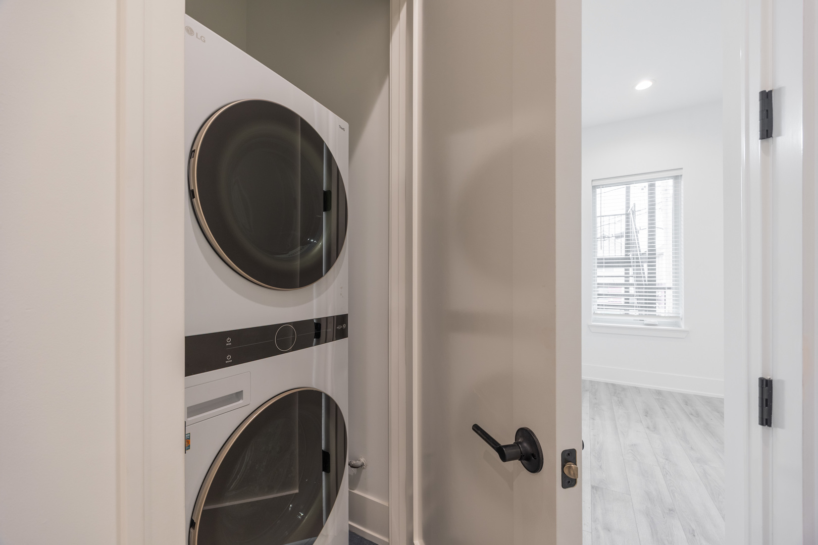 1814 West Thomas Street, Unit 1R Chicago, IL 60622 - Photo 21 of 26 a view of livingroom with washer and dryer