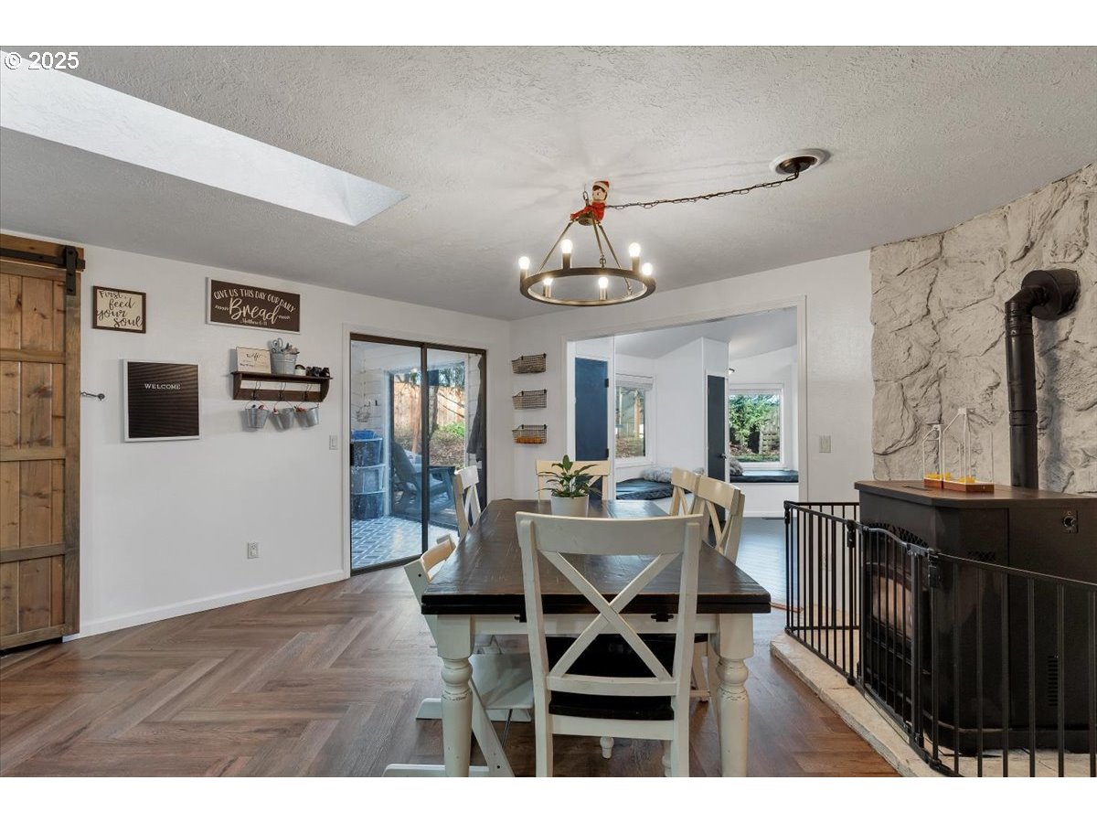 1855 Pilgrim Street Southeast Salem, OR 97302 - Photo 17 of 48 a living room with furniture and flat screen tv