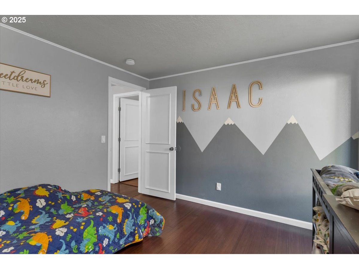1855 Pilgrim Street Southeast Salem, OR 97302 - Photo 30 of 48 a bedroom with a bed and a window