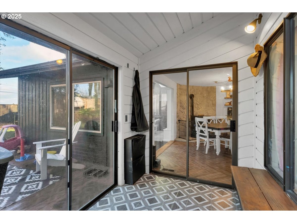 1855 Pilgrim Street Southeast Salem, OR 97302 - Photo 37 of 48 a living room with furniture