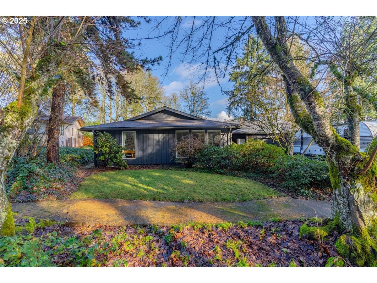 1855 Pilgrim Street Southeast Salem, OR 97302 - Photo 4 of 48 a view of a yard in front of house