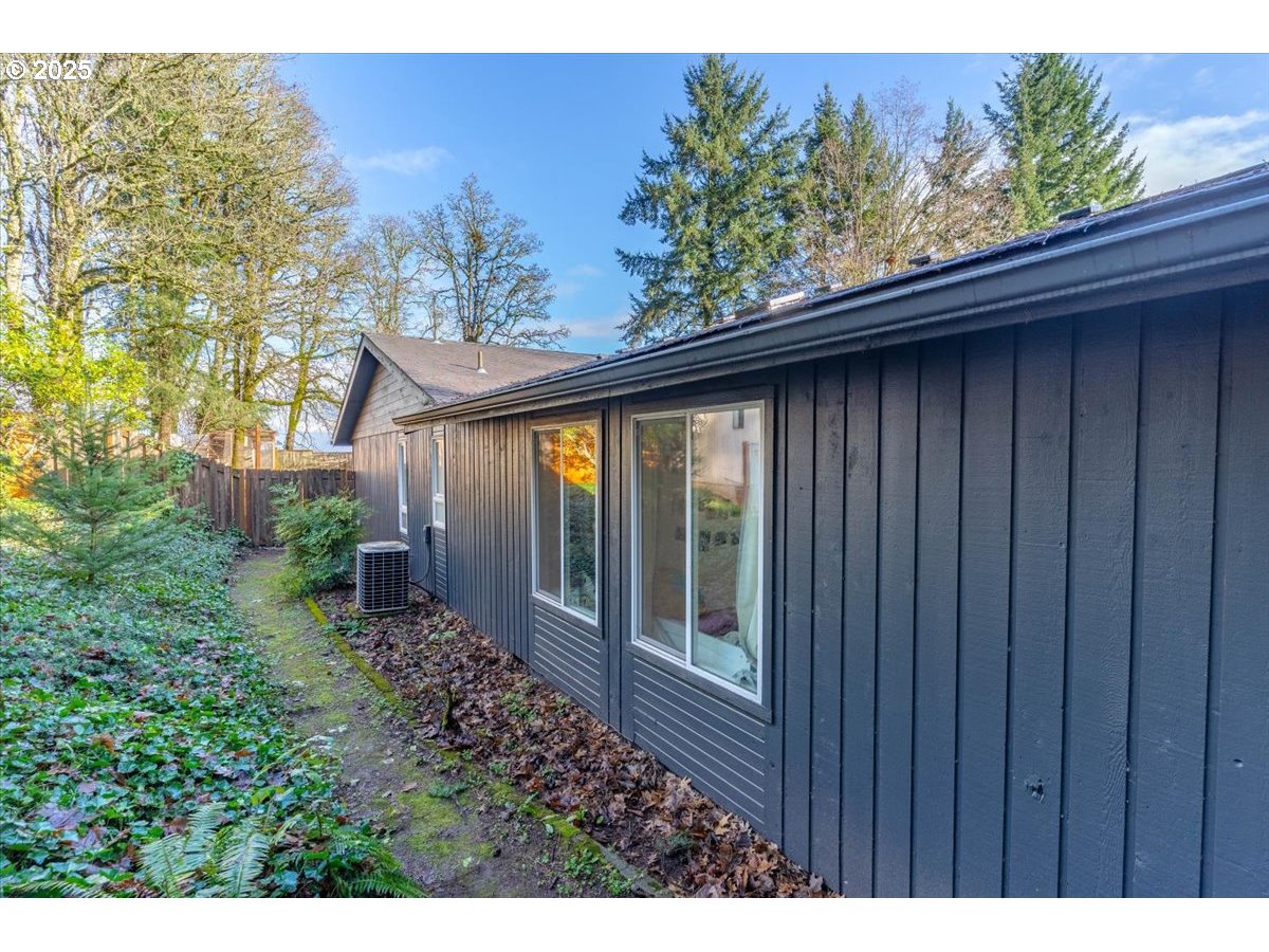 1855 Pilgrim Street Southeast Salem, OR 97302 - Photo 46 of 48 a backyard of a house with lots of green space