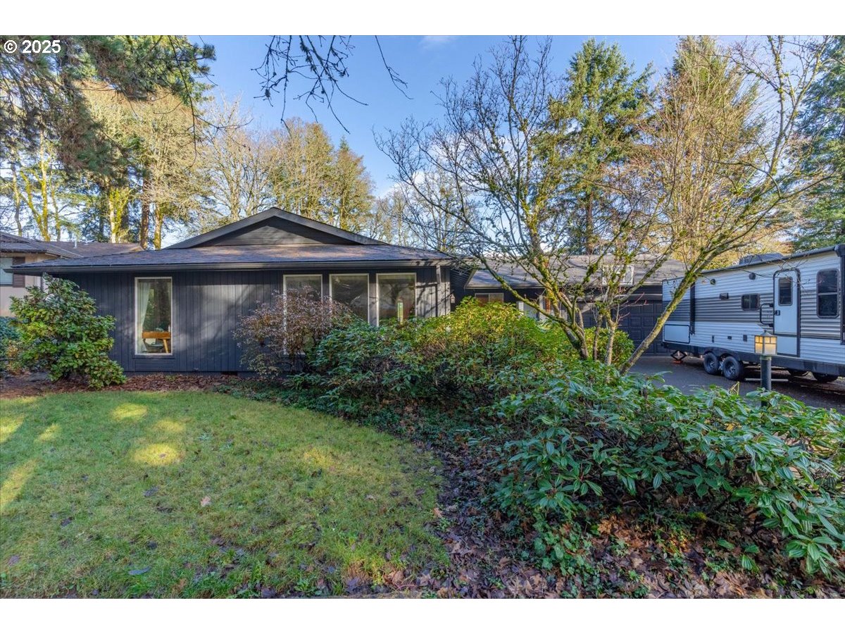 1855 Pilgrim Street Southeast Salem, OR 97302 - Photo 48 of 48 a front view of a house with garden