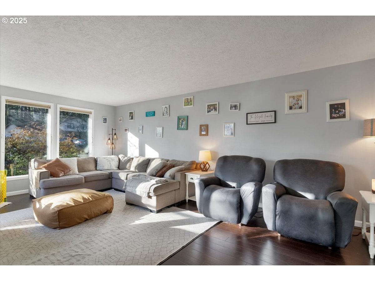 1855 Pilgrim Street Southeast Salem, OR 97302 - Photo 7 of 48 a living room with furniture and a large window