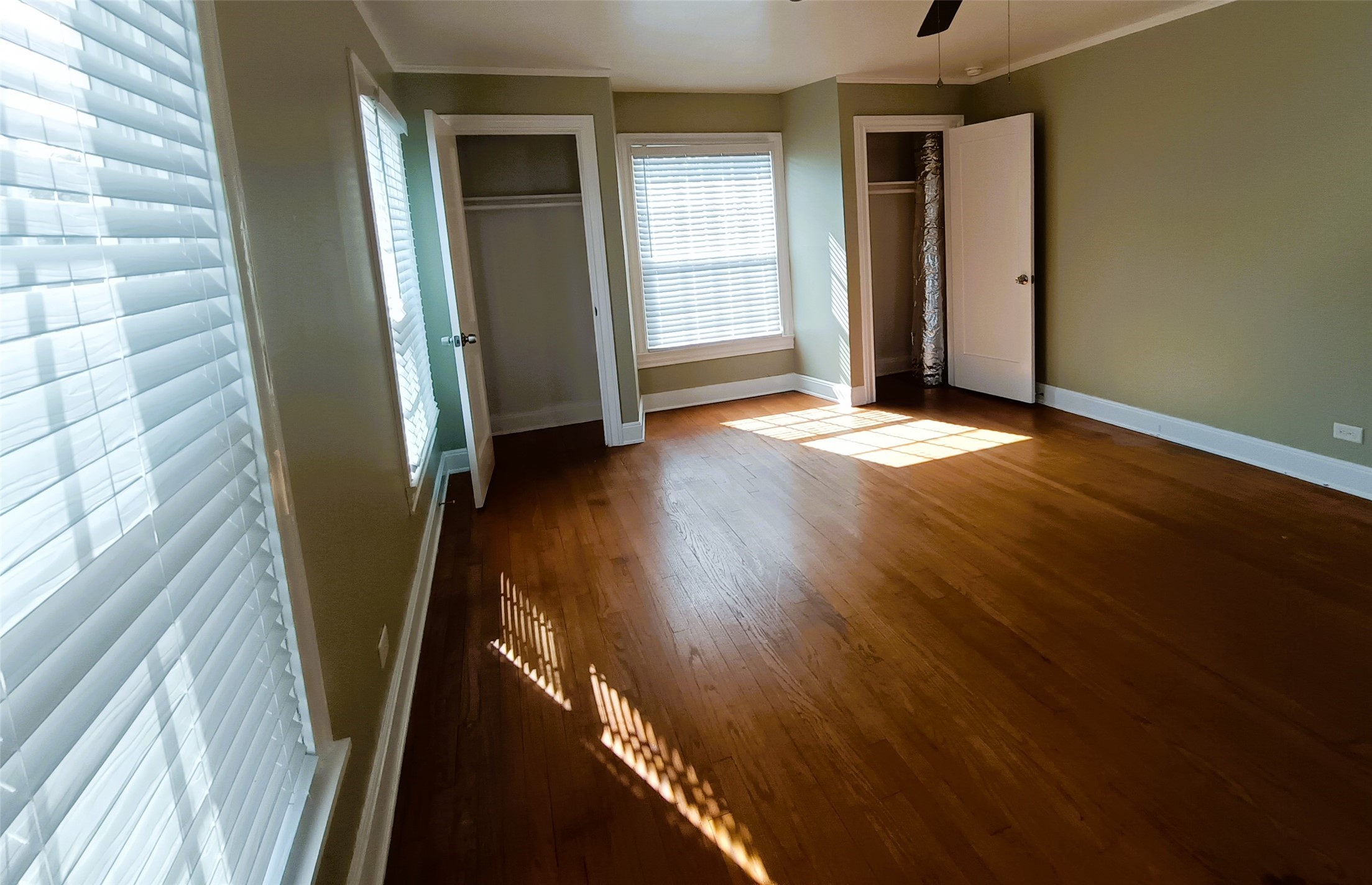 6906 Van Etten Street Houston, TX 77021 - Photo 24 of 30 Primary Bedroom with 5 soft lighted windows total, there is a bay window on the far wall in between the 2 closets
