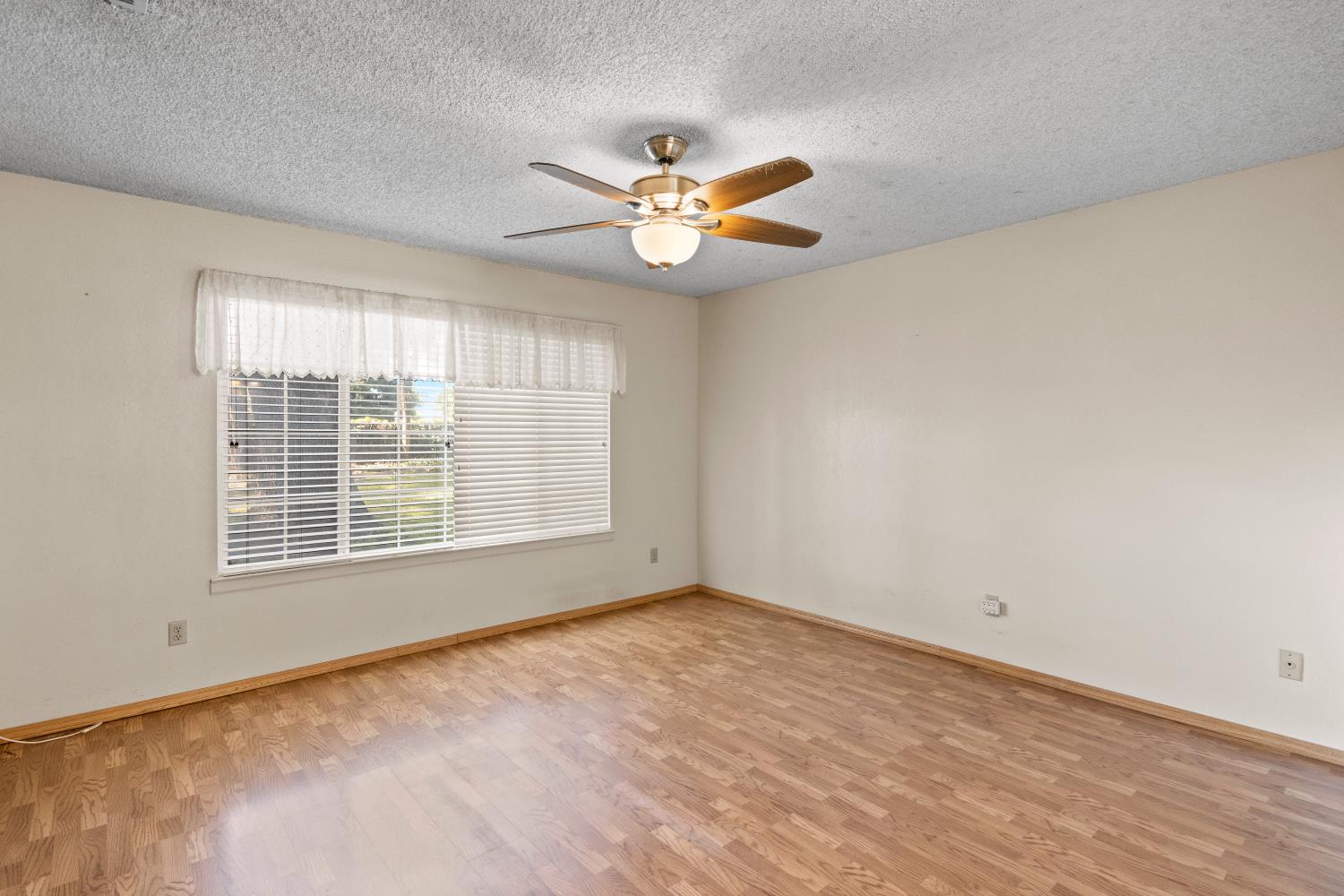 986 Pebble Way Manteca, CA 95336 - Photo 16 of 42 Primary bedroom