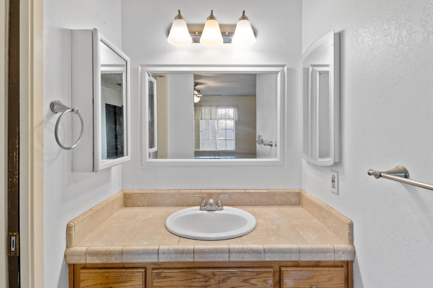 986 Pebble Way Manteca, CA 95336 - Photo 20 of 42 Primary bathroom