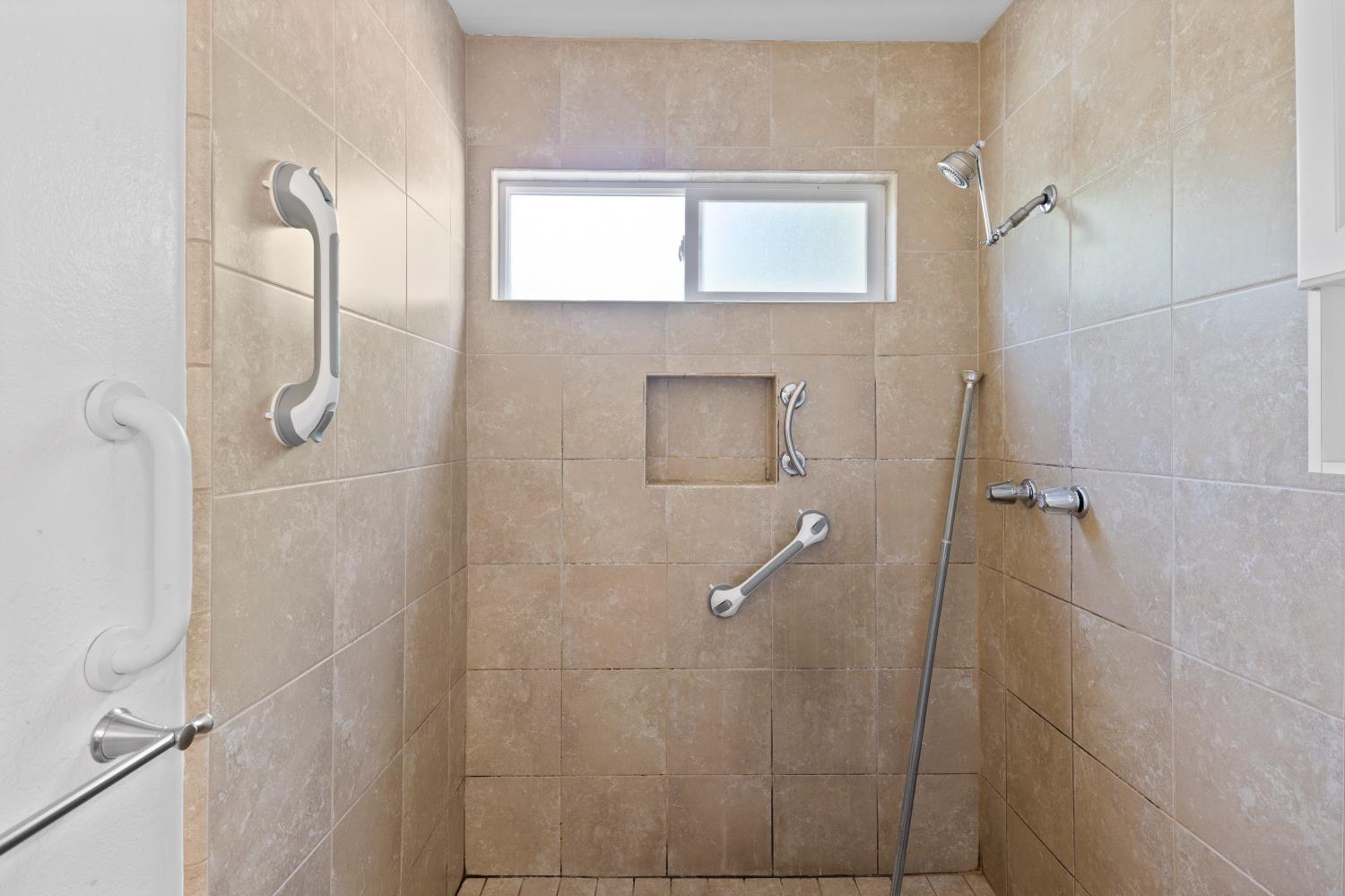 986 Pebble Way Manteca, CA 95336 - Photo 21 of 42 Primary bathroom