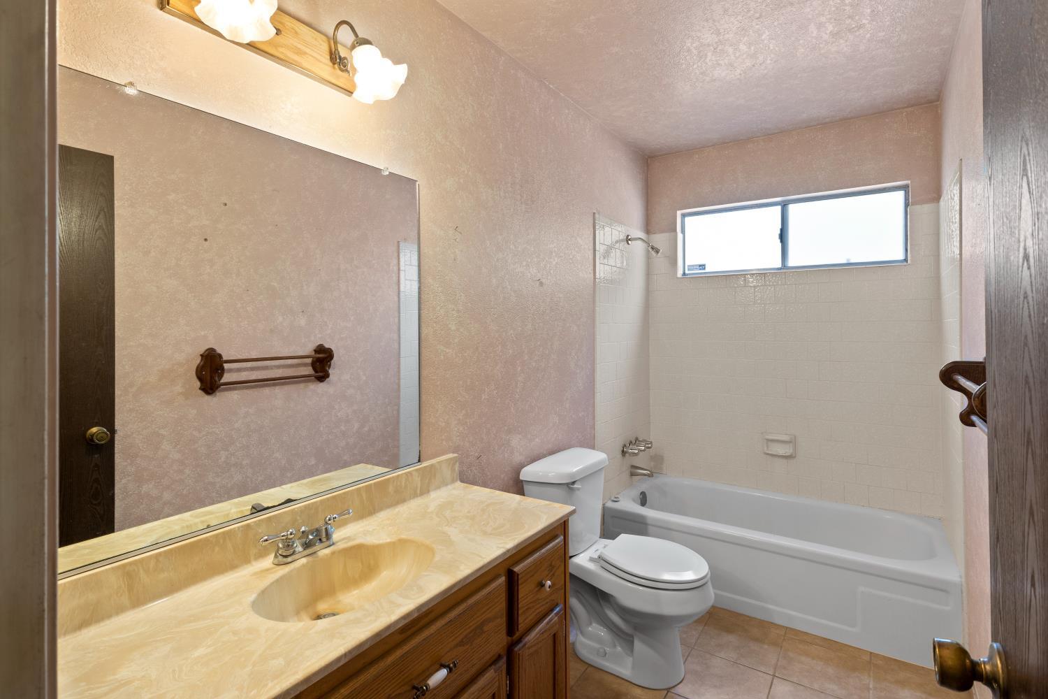 986 Pebble Way Manteca, CA 95336 - Photo 28 of 42 Guest bathroom