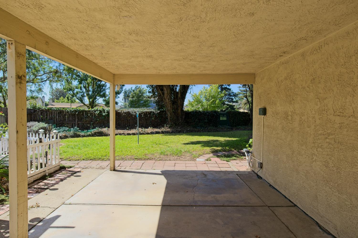 986 Pebble Way Manteca, CA 95336 - Photo 29 of 42 Back patio