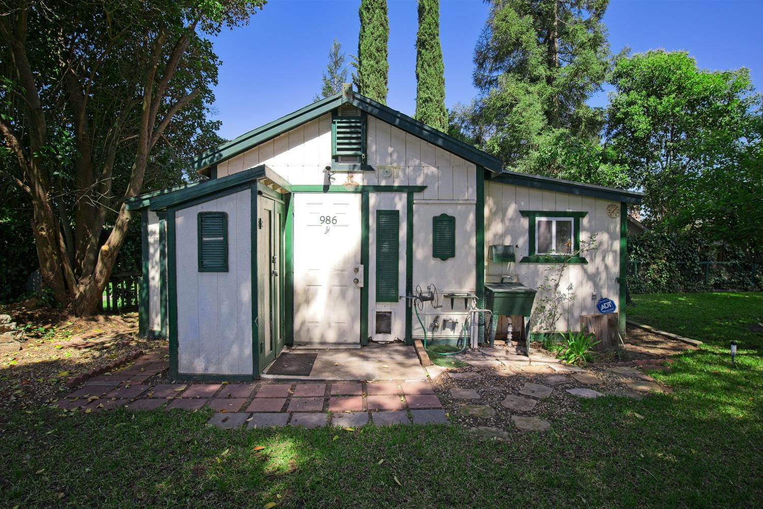 986 Pebble Way Manteca, CA 95336 - Photo 3 of 42 Workshop in backyard.
