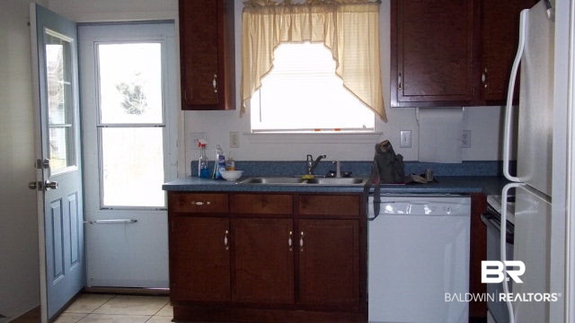 25121 Olive Street, Unit 2 Elberta, AL 36530 - Photo 5 of 8 Kitchen