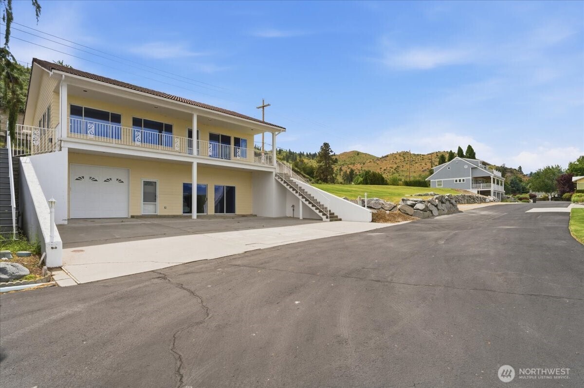 1496 South Lakeshore Road Chelan, WA 98816 - Photo 25 of 40