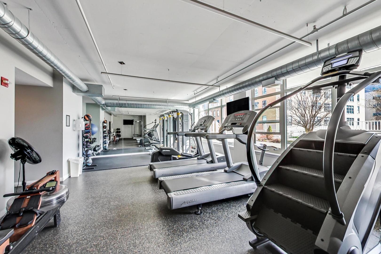 909 West Washington Boulevard, Unit 811 Chicago, IL 60607 - Photo 21 of 28 a view of gym