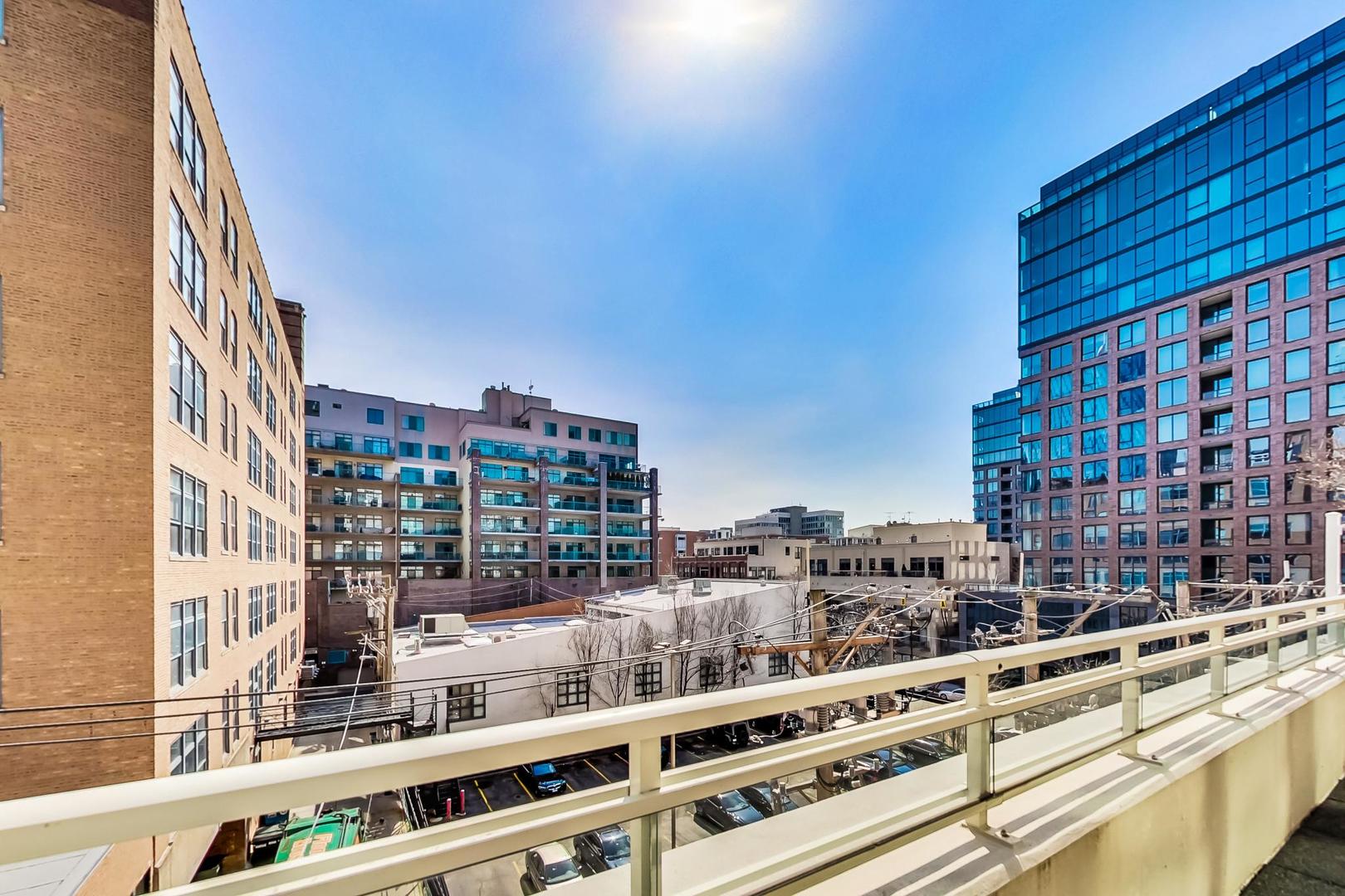 909 West Washington Boulevard, Unit 811 Chicago, IL 60607 - Photo 27 of 28 a view of a building with a street