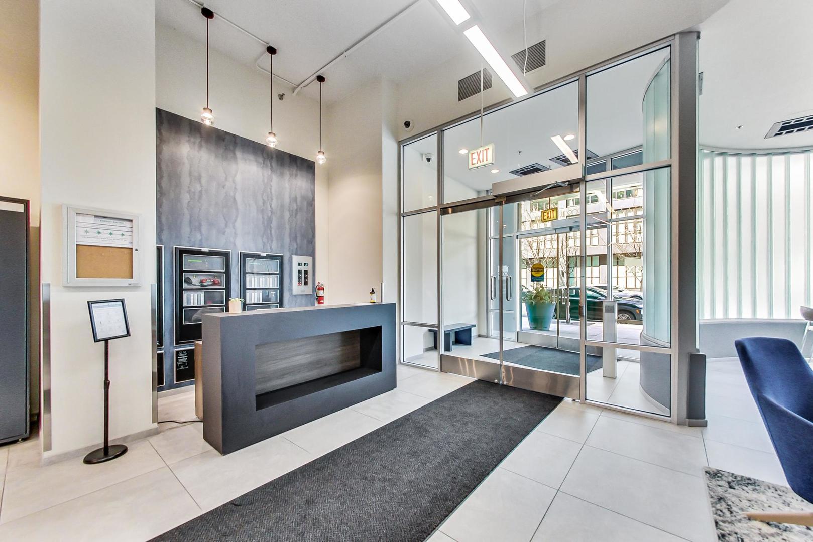 909 West Washington Boulevard, Unit 811 Chicago, IL 60607 - Photo 4 of 28 a living room with furniture and large windows