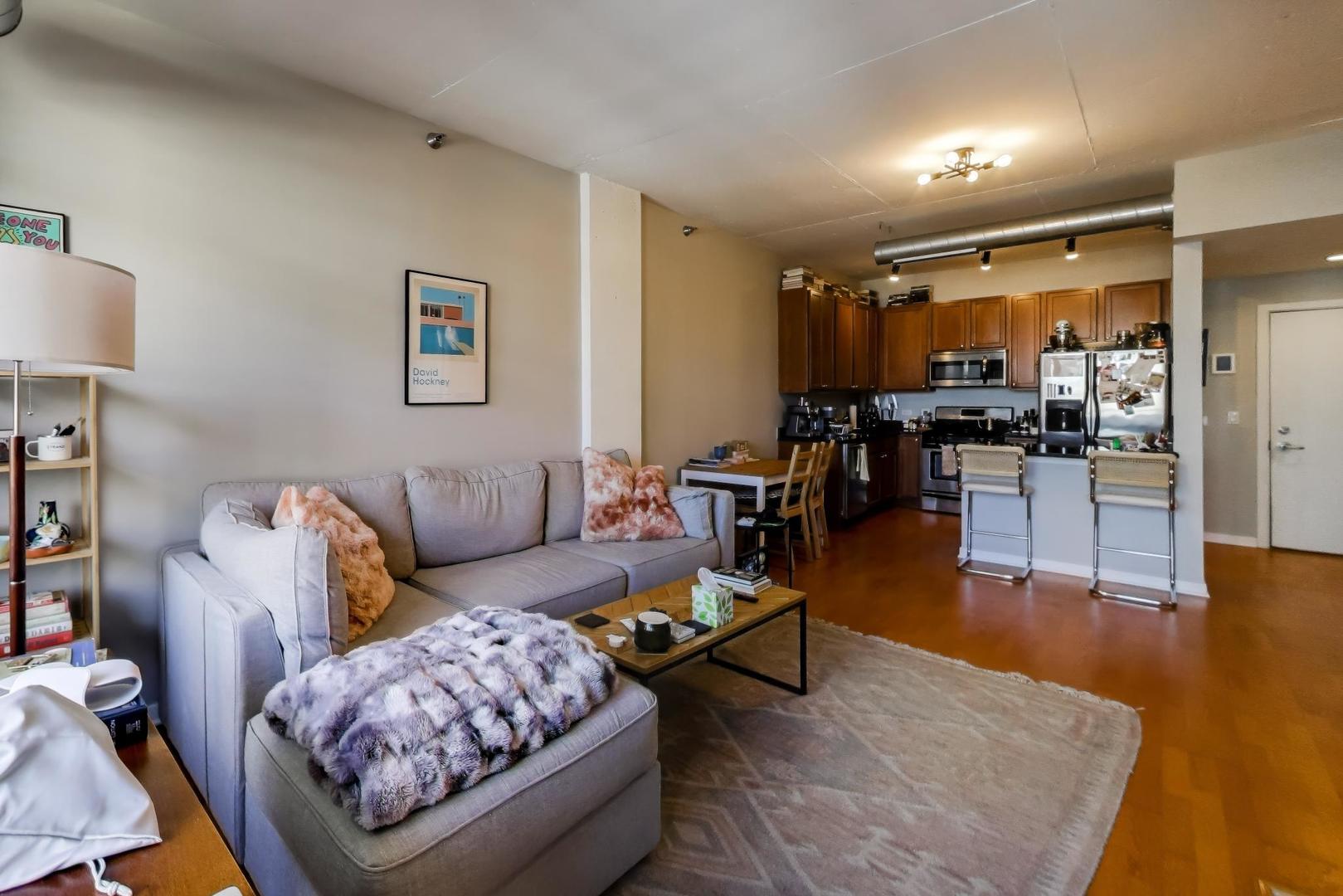 909 West Washington Boulevard, Unit 811 Chicago, IL 60607 - Photo 7 of 28 a living room with furniture and wooden floor