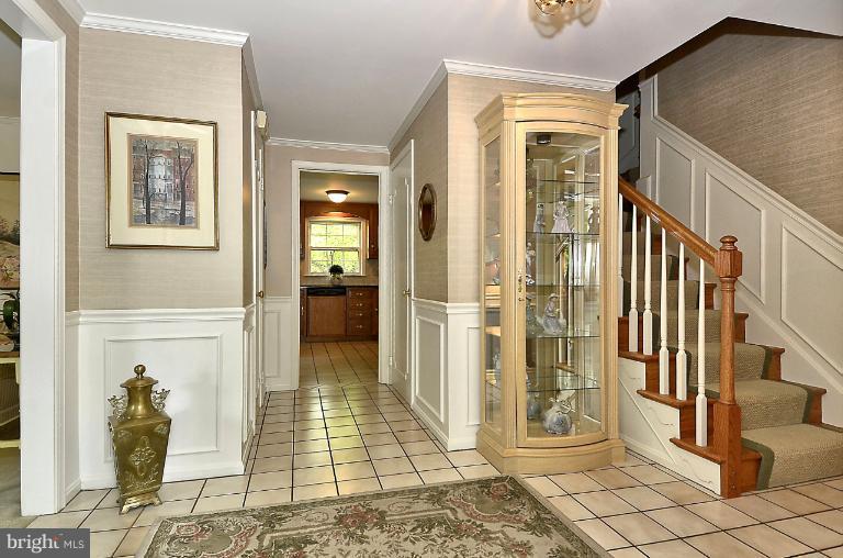 9 Infield Court South Potomac, MD 20854 - Photo 3 of 30 A welcoming entrance w/ceramic tile flooring!