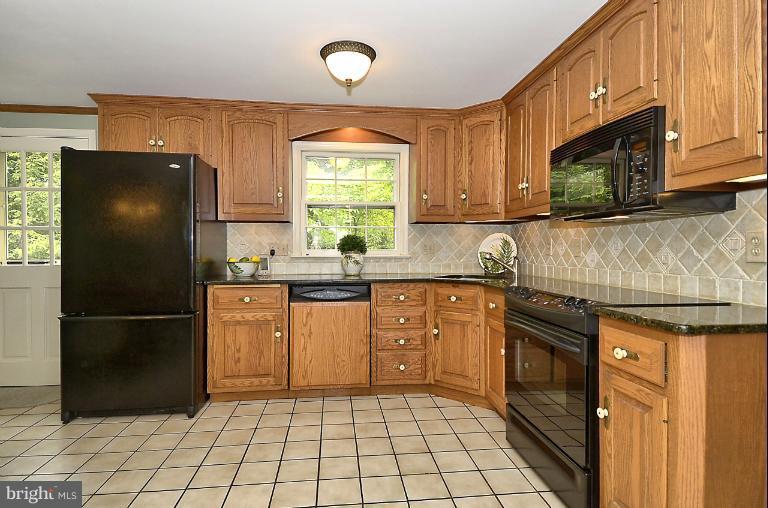 9 Infield Court South Potomac, MD 20854 - Photo 23 of 30 Gourmet Kit w/granite counters!
