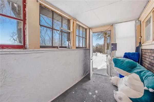 a view of entryway with livingroom