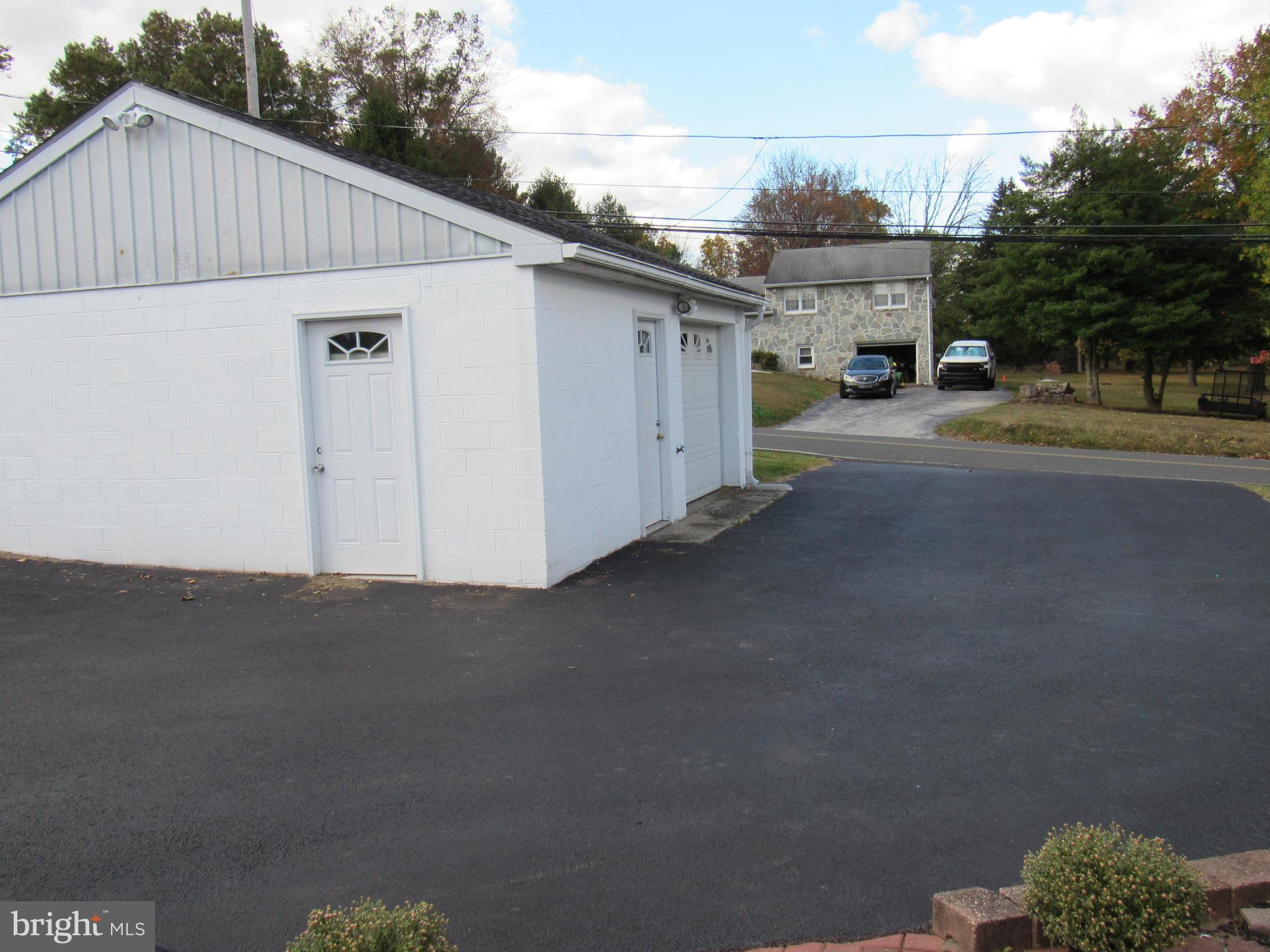 78 South Limerick Road Royersford, PA 19468 - Photo 16 of 59 priv cicular driveway
