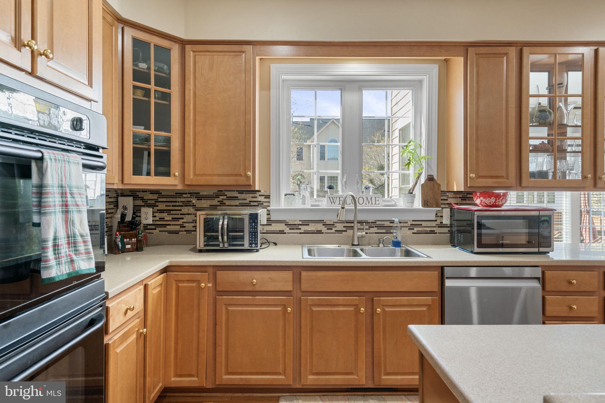 4016 Sapling Way Triangle, VA 22172 - Photo 15 of 56 a kitchen with stainless steel appliances granite countertop a sink stove and cabinets