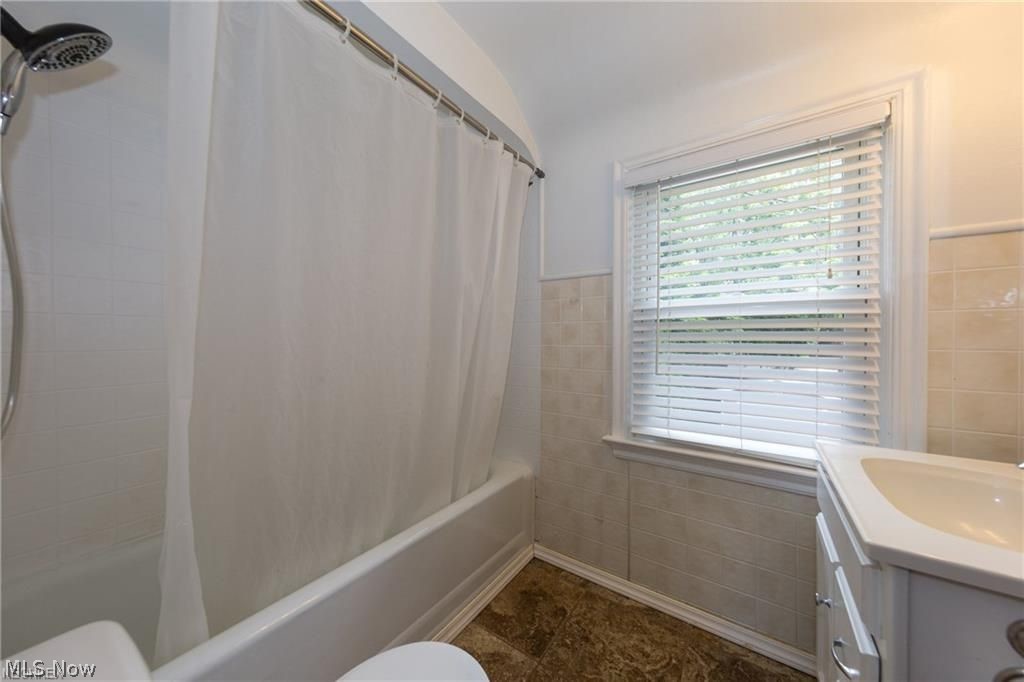 945 Rushleigh Road Cleveland Heights, OH 44121 - Photo 16 of 29