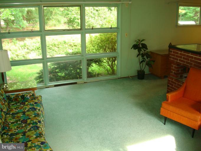 13101 Gallahan Road Clinton, MD 20735 - Photo 3 of 30 Living Room