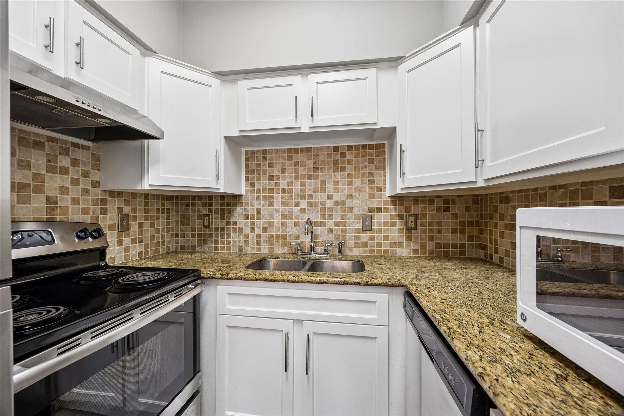 2100 Tanglewilde Street, Unit 702 Houston, TX 77063 - Photo 5 of 19 Recent Appliances