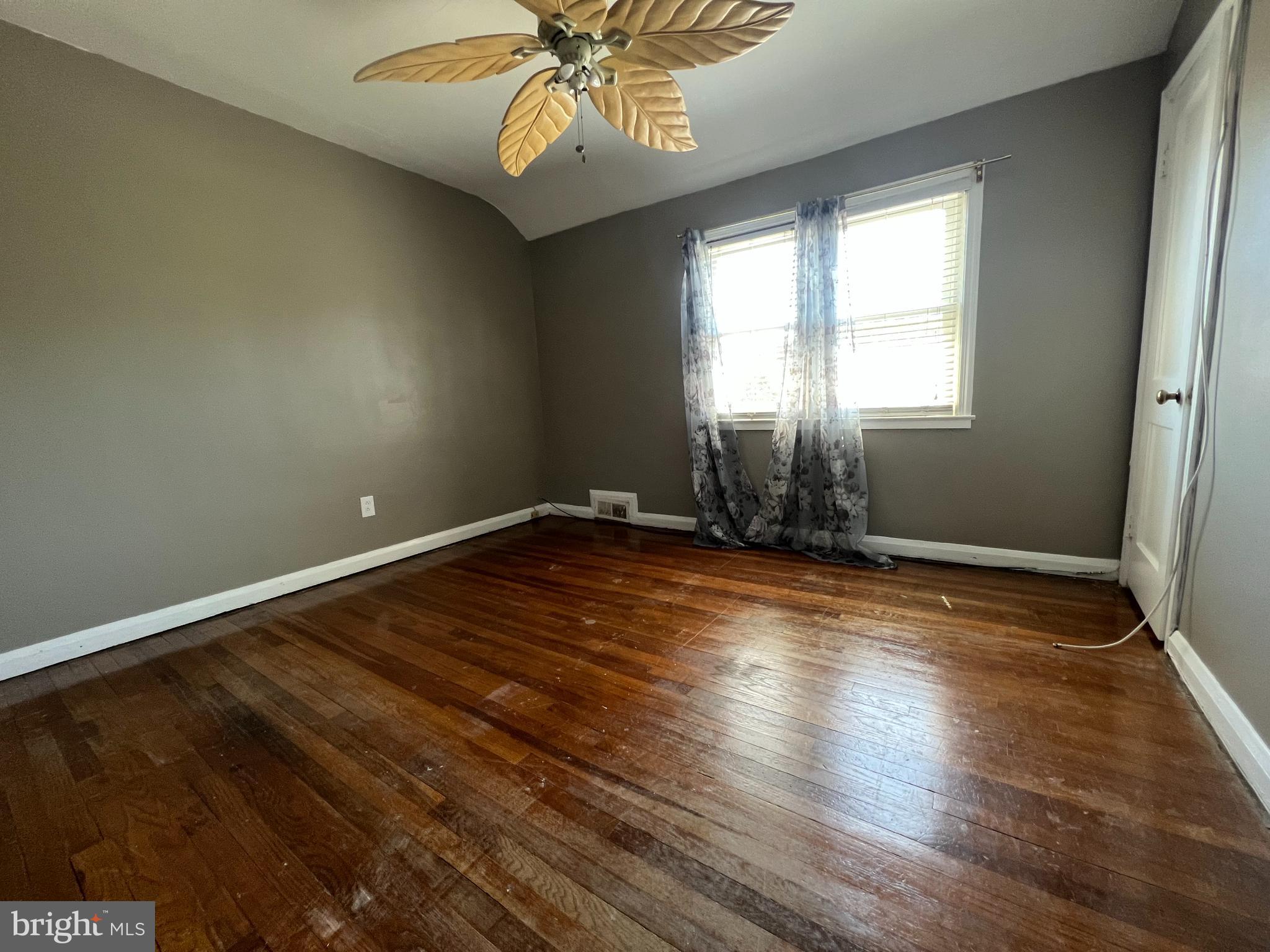 1006 Tunbridge Road Baltimore, MD 21212 - Photo 10 of 19 an empty room with wooden floor and windows